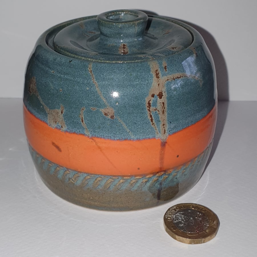 Stoneware pot with lid