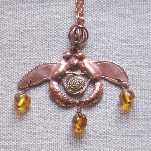 'Wise Bees' Necklace in Bronze with Amber