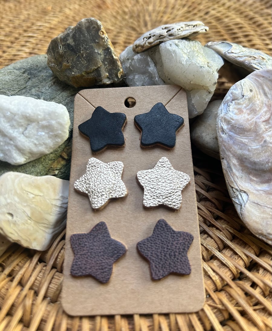 Leather star earrings in black gold and purple