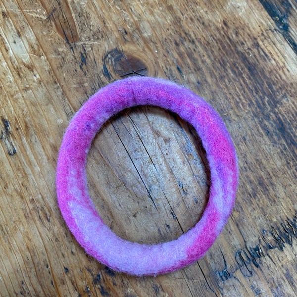 Pink Felt Bracelet. (565)