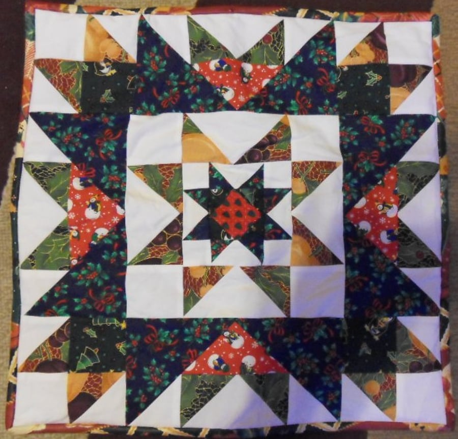 100% cotton fabric. Christmas Star Patchwork Table centre. Holly. (15)