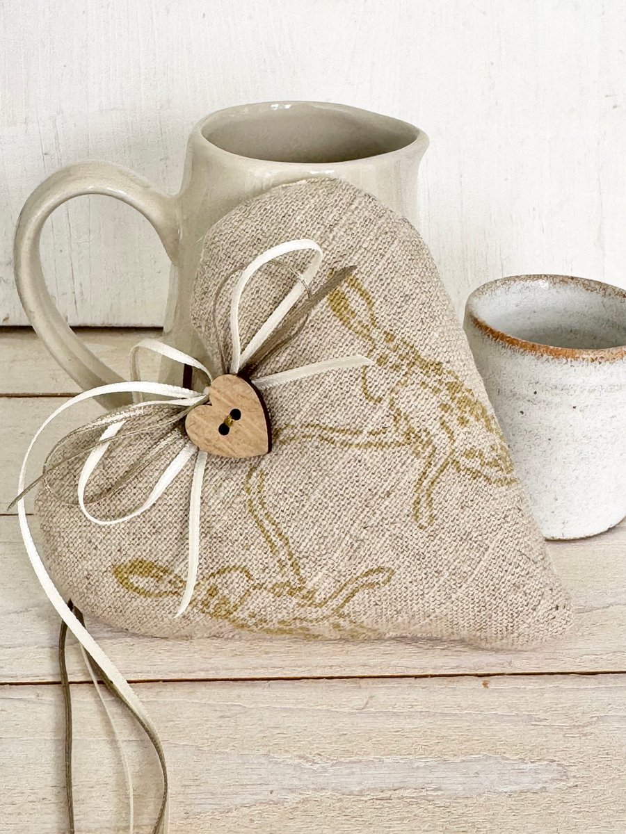 EASTER DECORATION - Boxing Hares Heart 