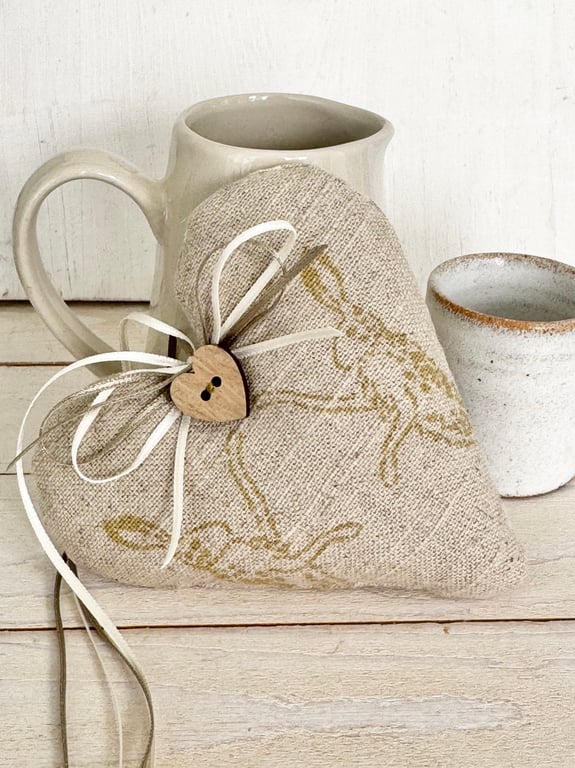 EASTER DECORATION - Boxing Hares Heart 