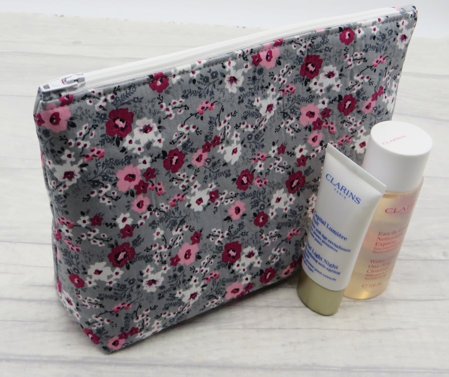 Womens Wash Bag with Waterproof lining, perfect as Toiletry, Travel or Cosmetic 