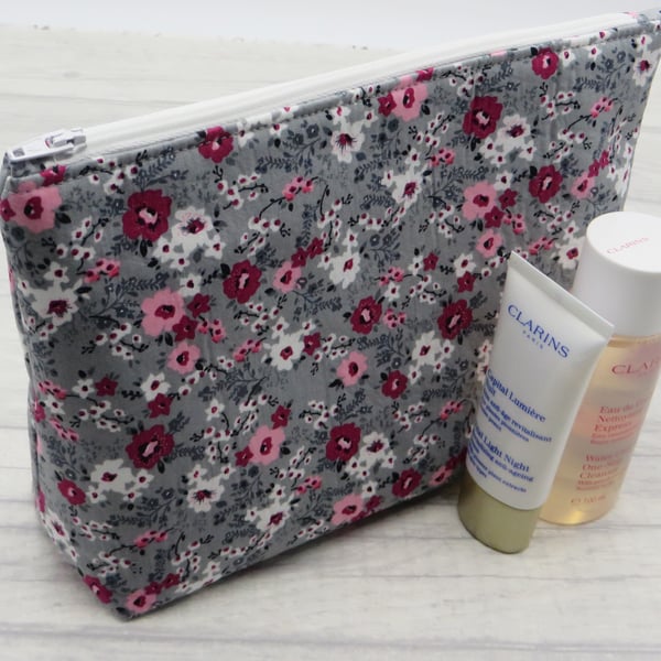 Womens Wash Bag with Waterproof lining, perfect as Toiletry, Travel or Cosmetic 