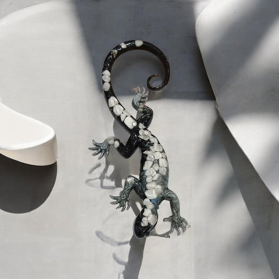 Lizard guardian (white howlite)