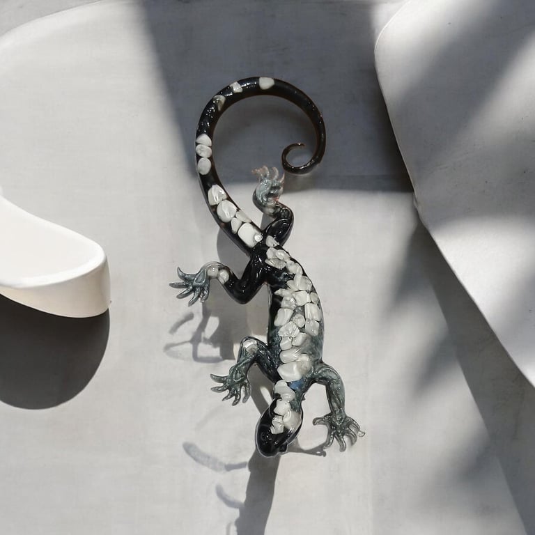 Lizard guardian (white howlite)