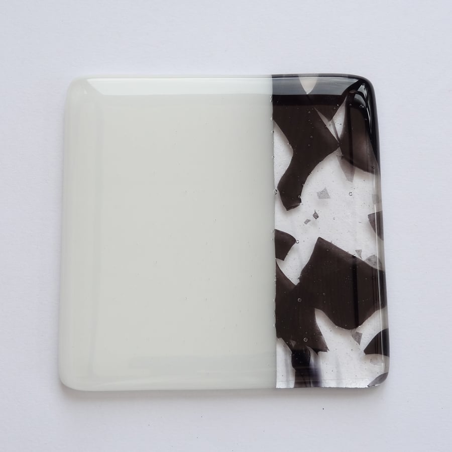 White and black fused glass coaster, 9cm, handcrafted (0199)