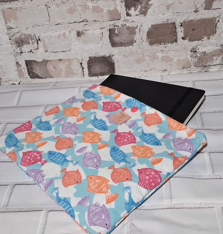 BOOKSLEEVE IN MULTI COLOURED FISH DESIGN