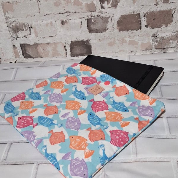 BOOKSLEEVE IN MULTI COLOURED FISH DESIGN