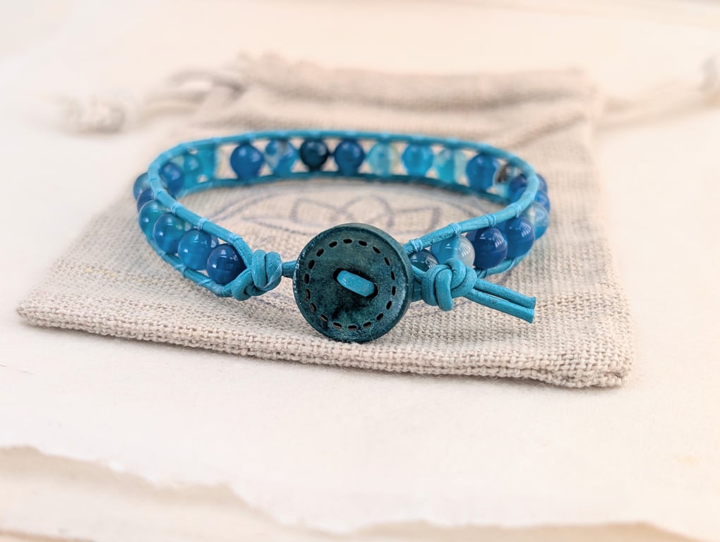 Turquoise agate and leather bracelet with wooden button fastener 