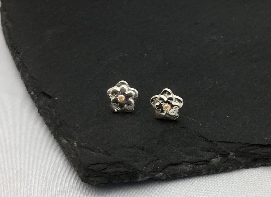 Fine silver double daisy stud earrings 