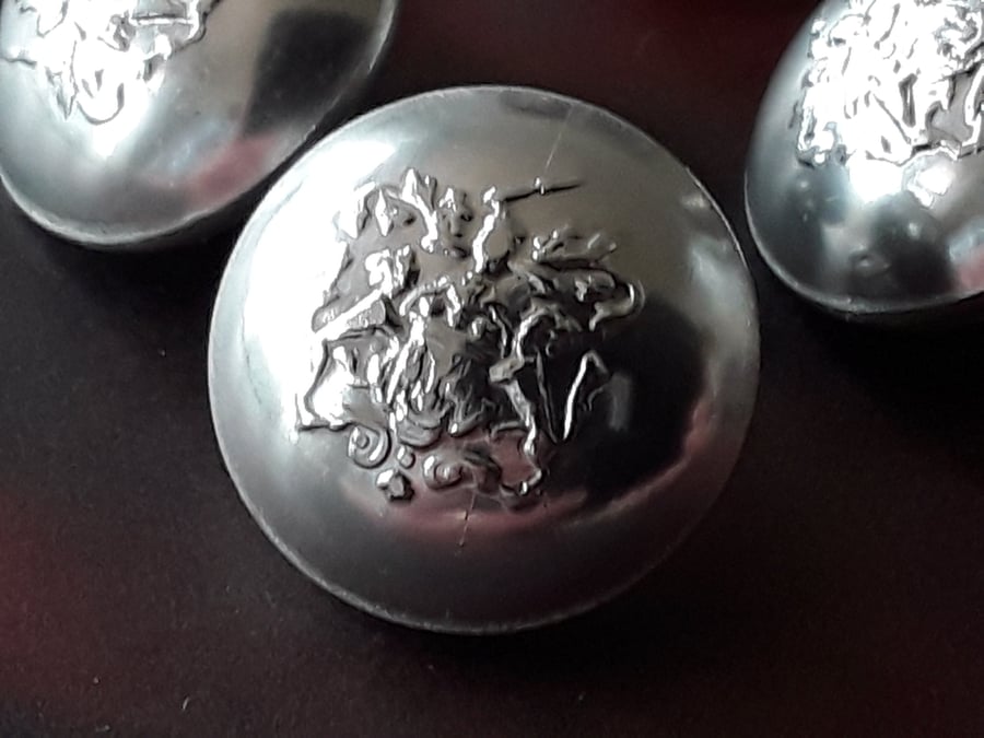 11 16" 28L 18mm 1950's Vintage hollow Coat of Arms button