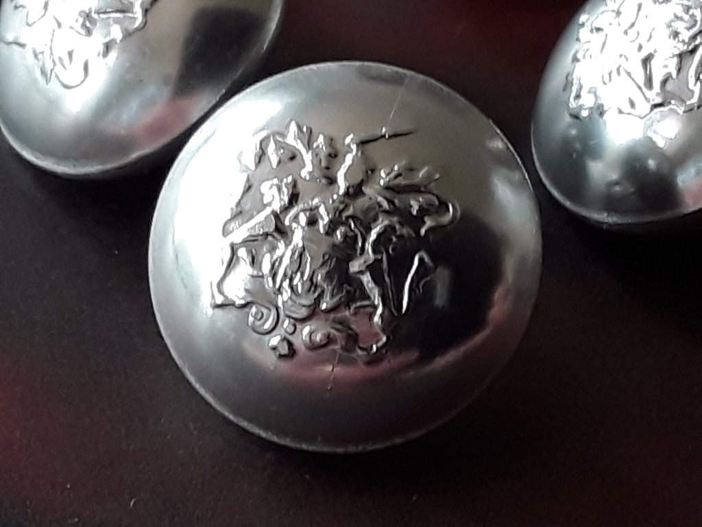 11 16" 28L 18mm 1950's Vintage hollow Coat of Arms button