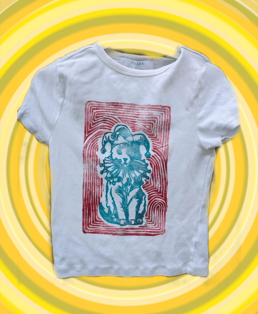Handprinted lino Jester cat upcycled small cropped tee 