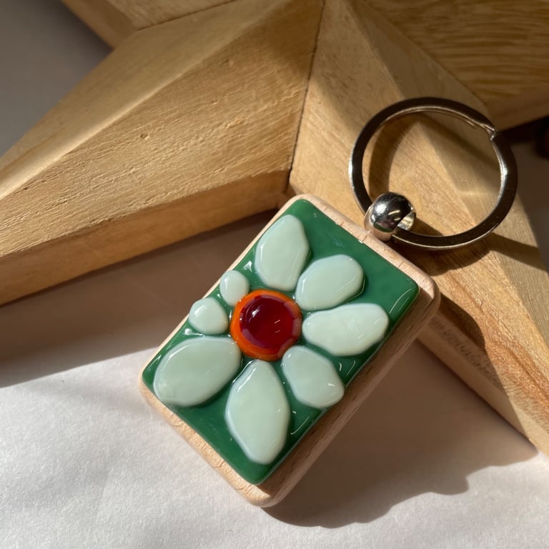 Glass daisy keyring 