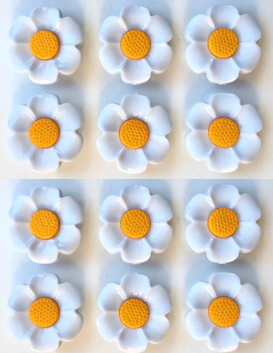 12 Flower Buttons, White Petals with a Gold Centre, 18mm Wide, Glossy Finish