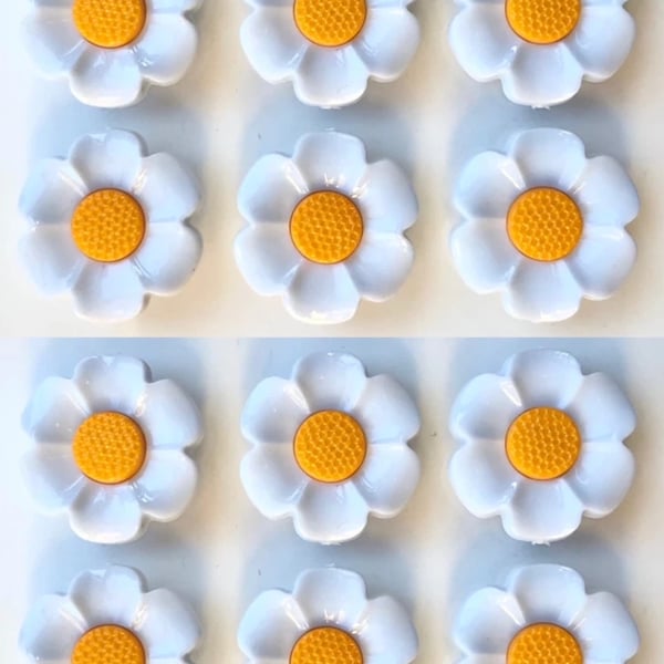 12 Flower Buttons, White Petals with a Gold Centre, 18mm Wide, Glossy Finish