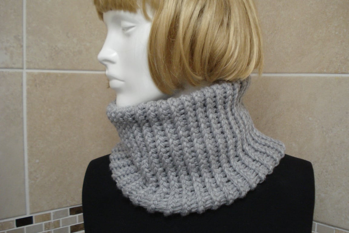 Loom Knitted Neck Warmer In Chunky Light Grey Yarn (A97)