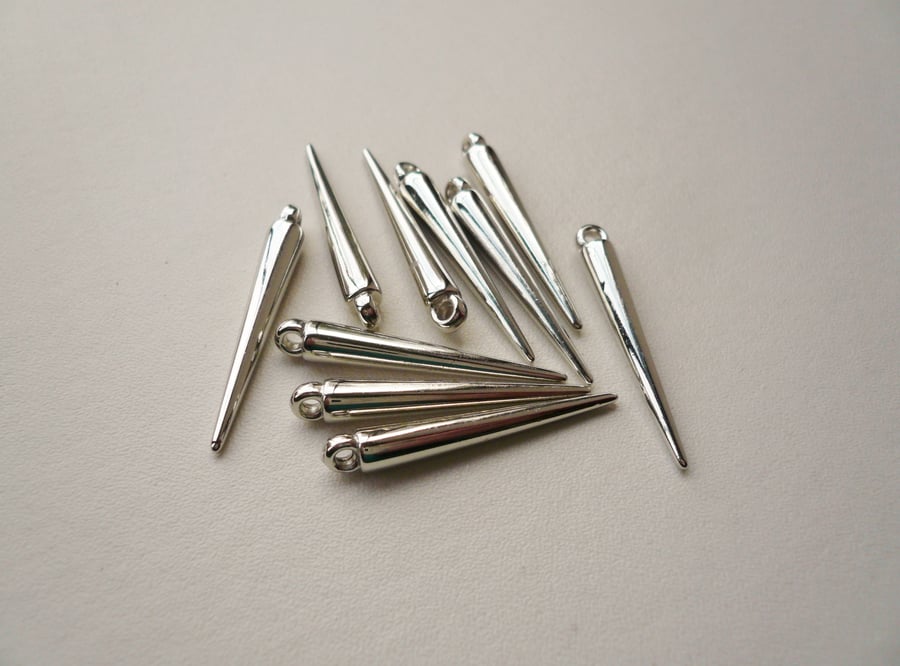 10 Metalised Acrylic Silver Spike Beads