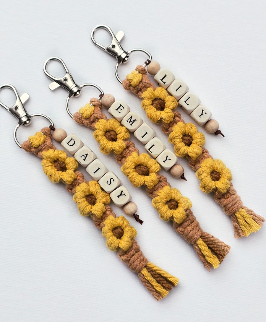 Macrame Flower keychain with personalised name - Gift for Mum 