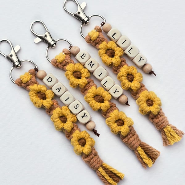 Macrame Flower keychain with personalised name - Gift for Mum 