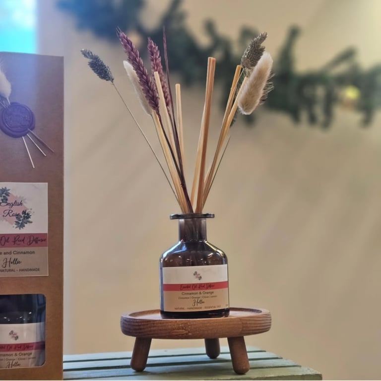 Essential Oil Reed Diffuser with Dried Flowers - Hollie 