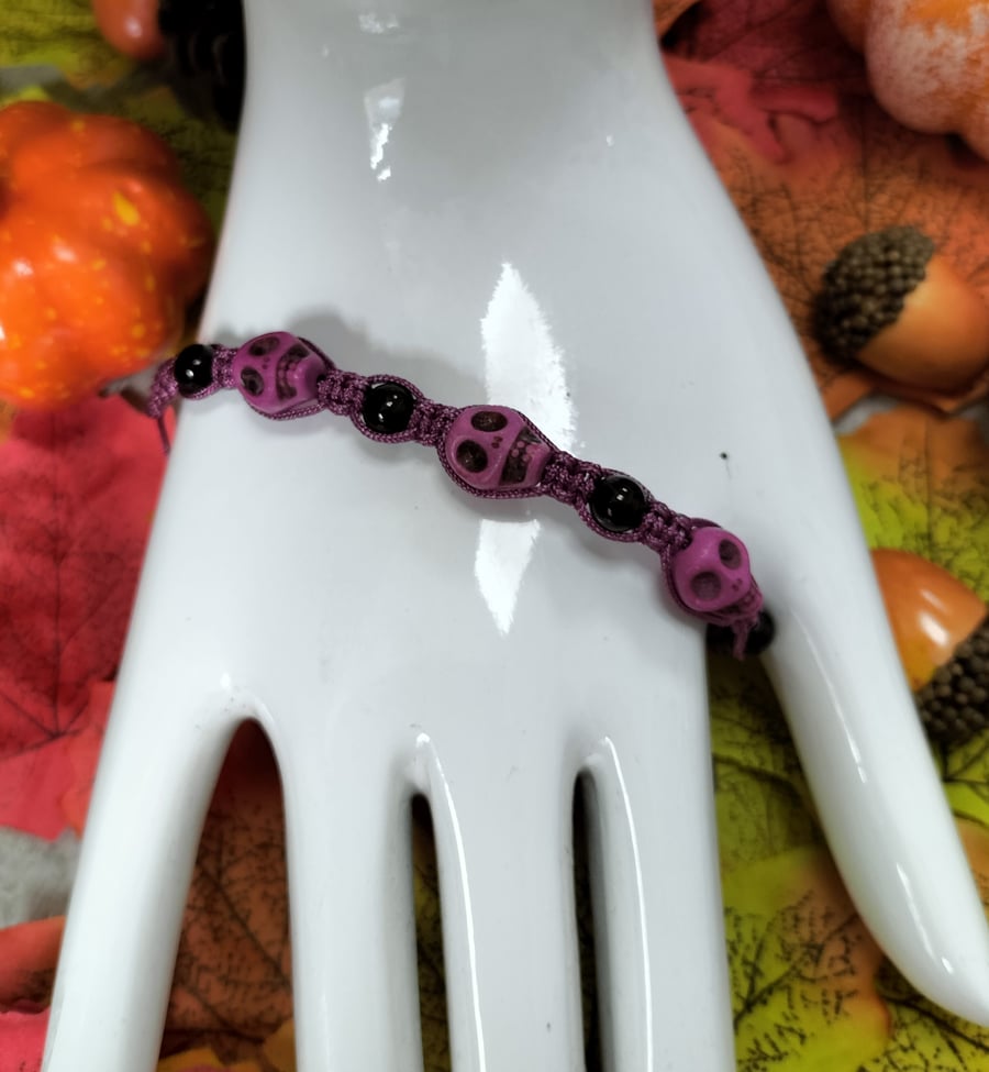 Halloween purple skull macrame bracelet with black beads