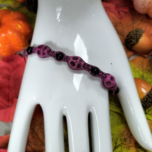 Halloween purple skull macrame bracelet with black beads