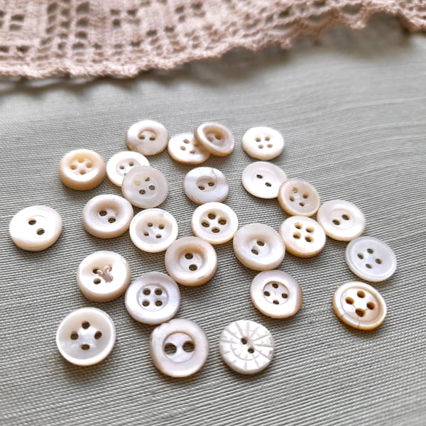 Vintage natural shell buttons, 10-10.5mm, pack of 25 in an assortment of designs