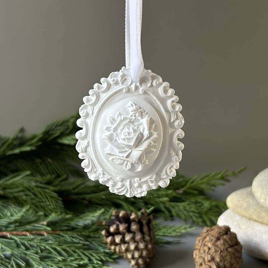 Baroque White Cameo Decoration