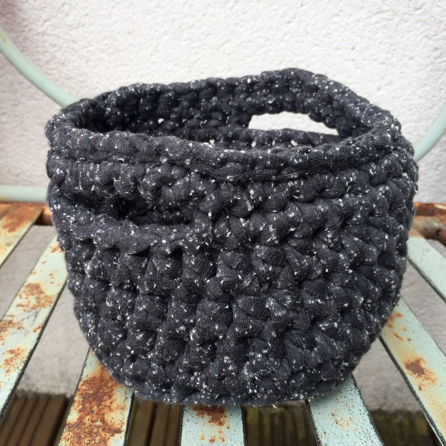 Crochet basket - grey speckled 