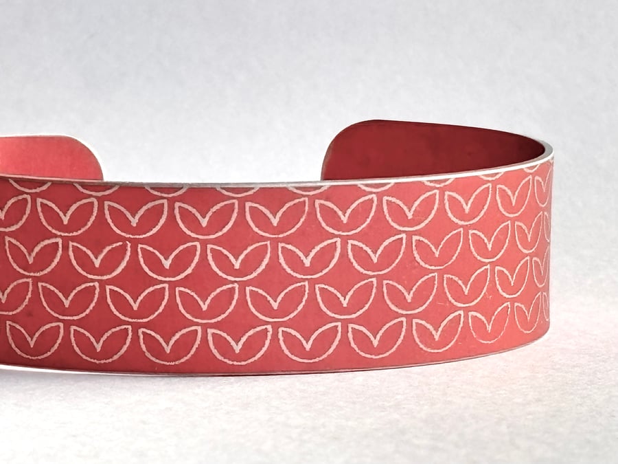 Leaf pattern aluminium cuff light pinky red - second