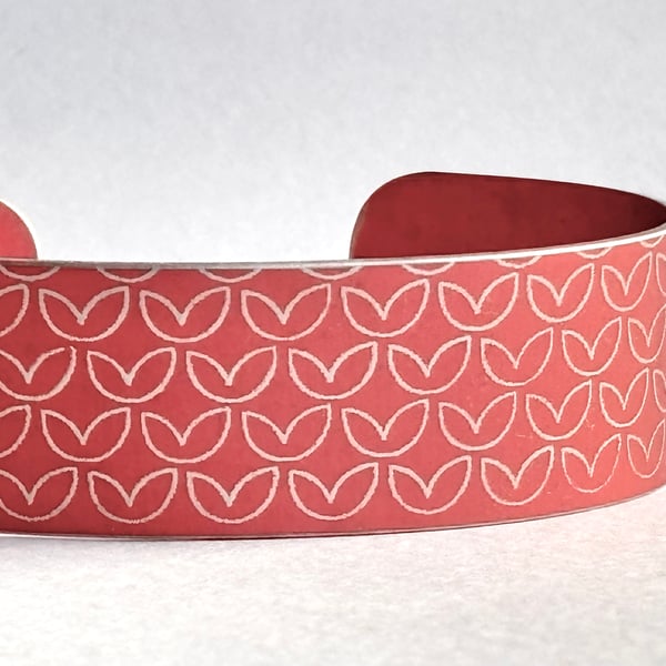 Leaf pattern aluminium cuff light pinky red - second