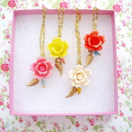 Pretty Vintage Lucite Flower Necklace 