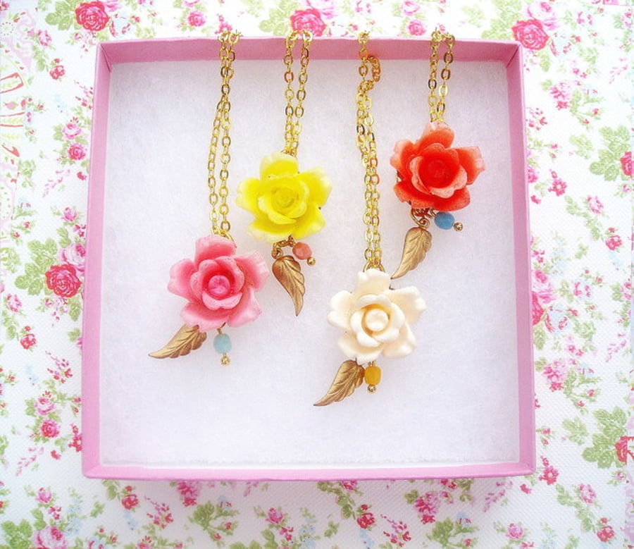 Pretty Vintage Lucite Flower Necklace 