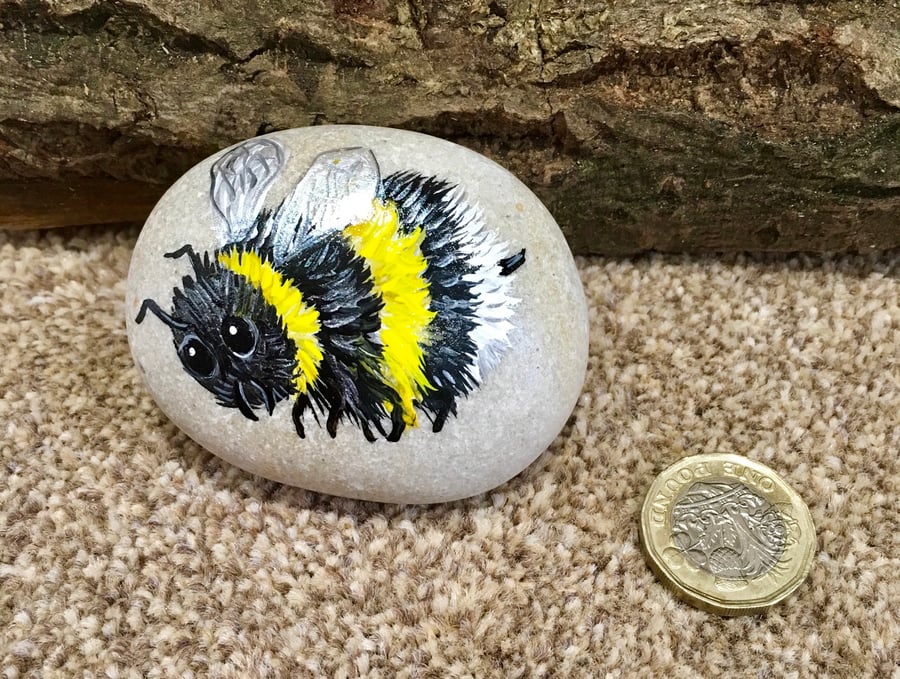 Bee hand painted pebble garden wildlife gift rock stone art 