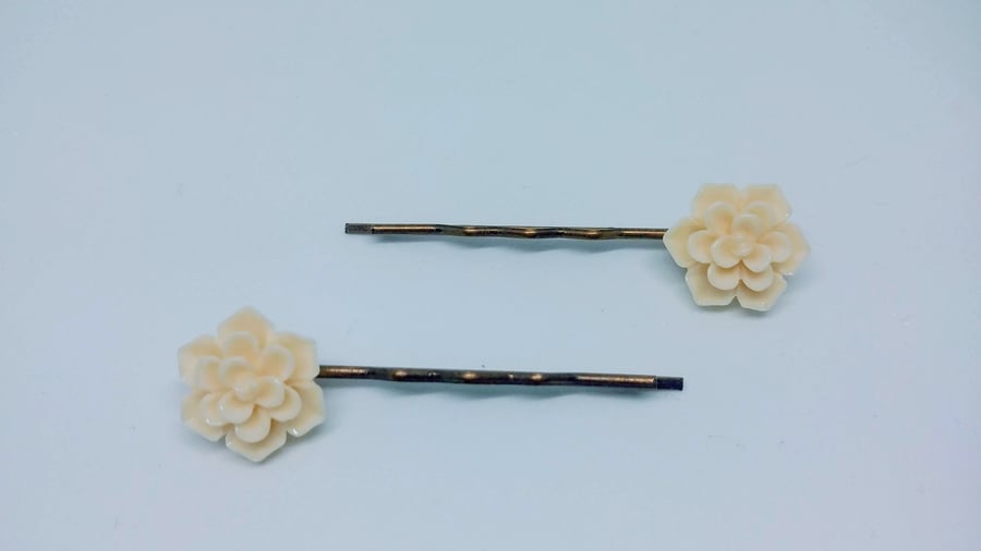 Pretty cream flower bobby pins