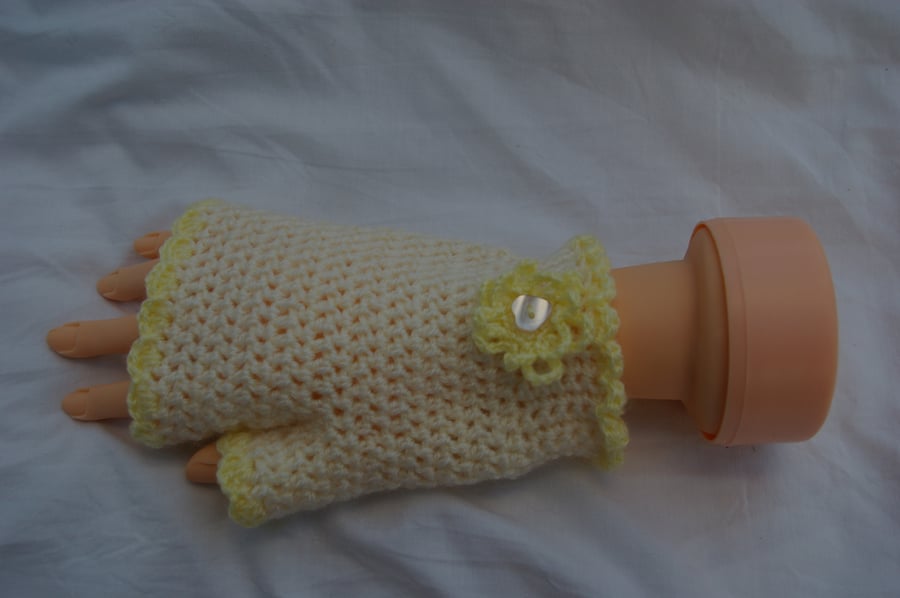 Fingerless Gloves Crochet in Cream and Yellow