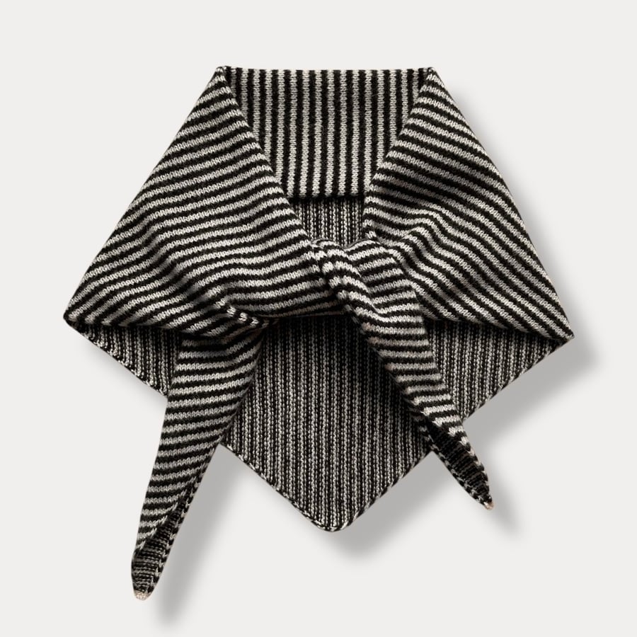 Fine stripe Triangle Scarf