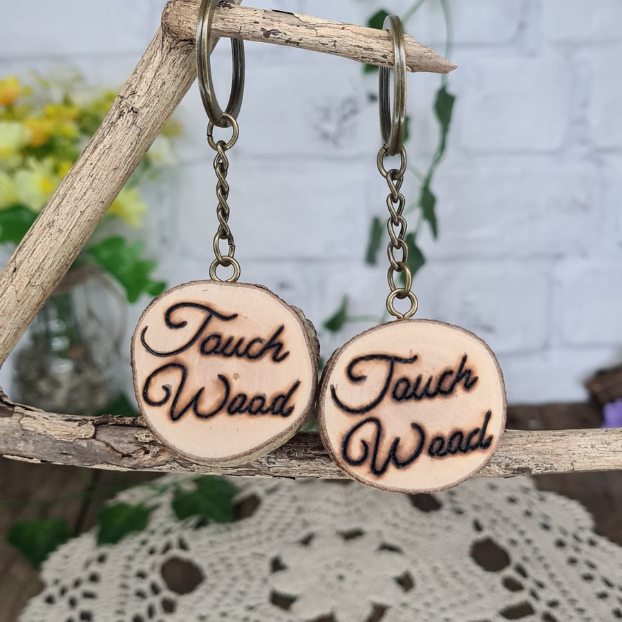 Positive pyrography keyring 'Touch wood'