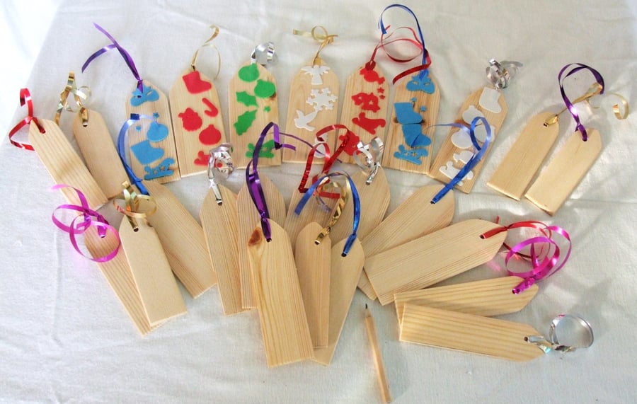 24 assorted gift tags in various sizes for Christmas presents