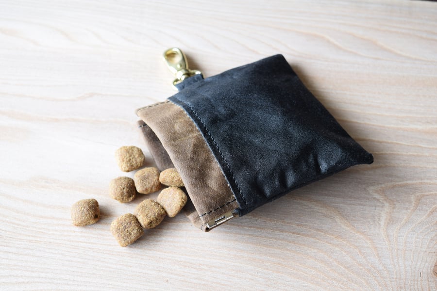 Handy dog treat pouch , perfect for puppy training , easy open and secure close 