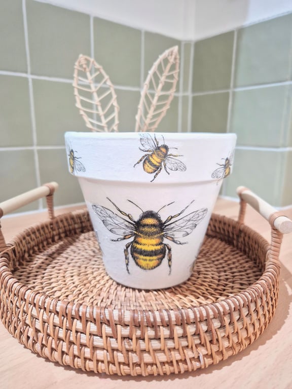 Bee Plant Pot, Bee theme, Planter, Mothers Day Gift, Flower Pot, Bumble bee