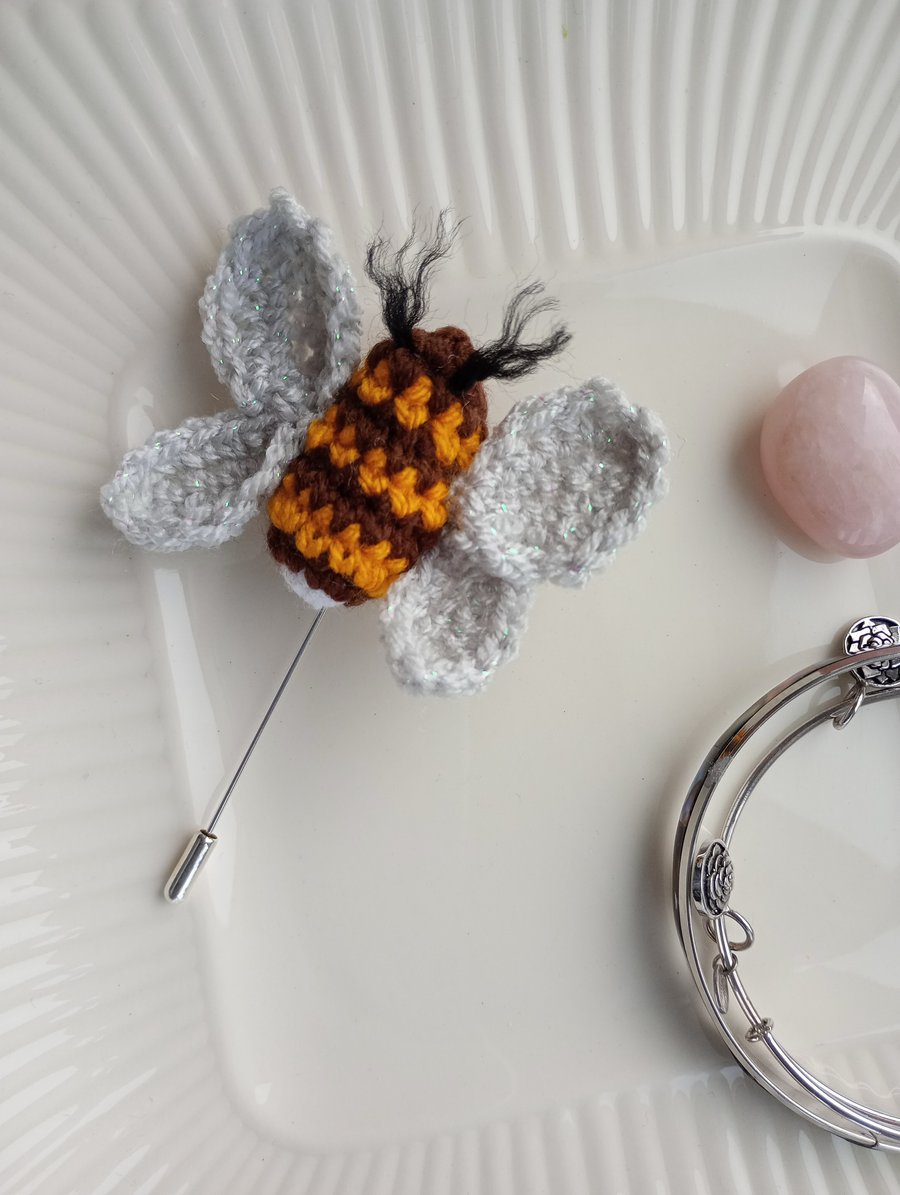Bumble bee crochet brooch stick pin