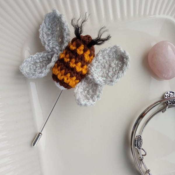 Bumble bee crochet brooch stick pin