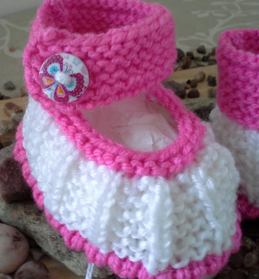Baby Girl's 0-6 months hand knitted baby shoes