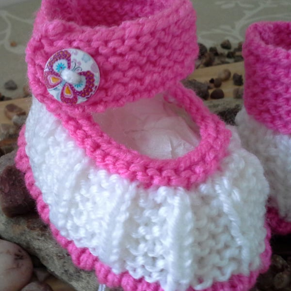 Baby Girl's 0-6 months hand knitted baby shoes