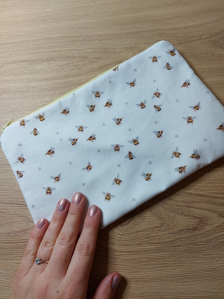 Bumble bee make up bag Y