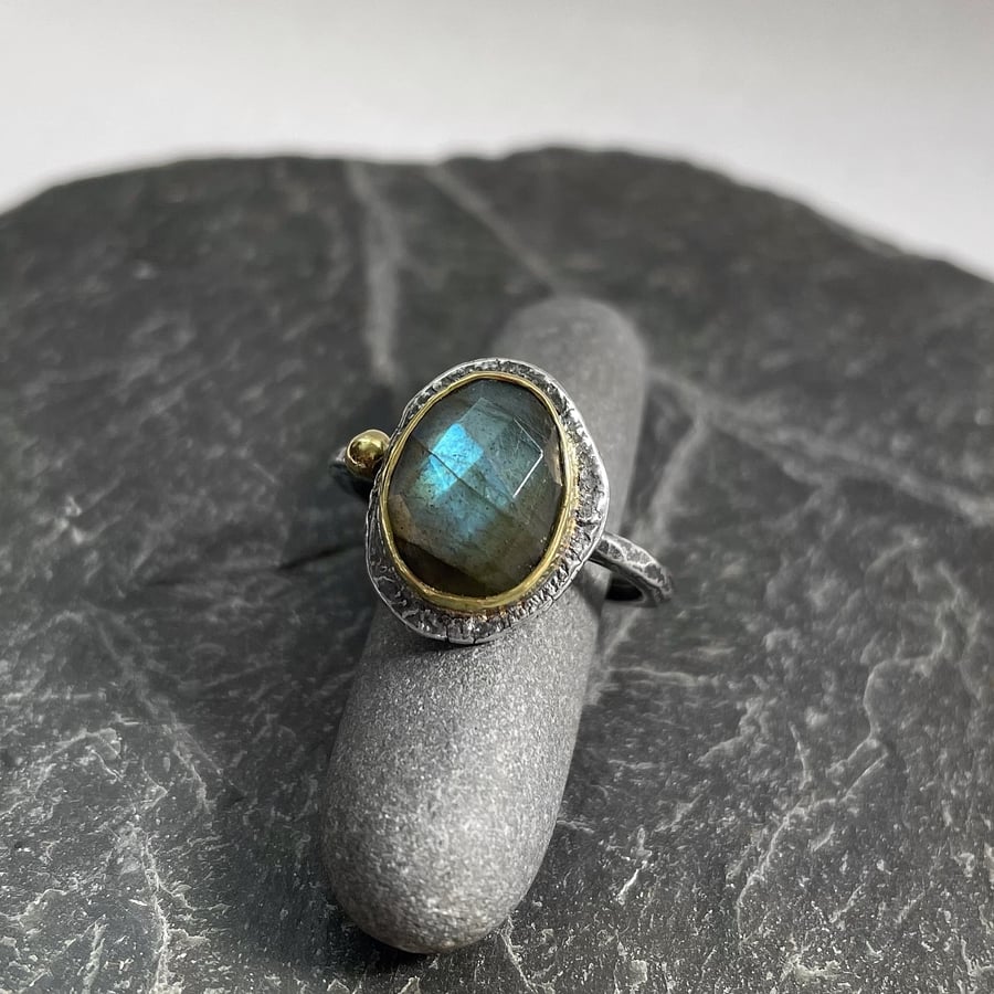 Sterling silver, 18ct gold and labradorite freeform ring size O